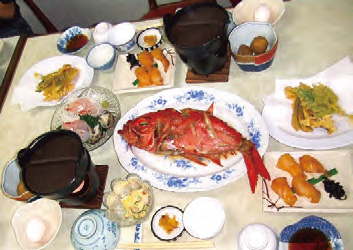 島魚の煮つけと
島野菜天ぷらの夕食の画像