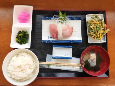 神津島よっちゃーれセンターの刺身定食