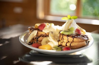 焼きたてスフレパンケーキ
季節フルーツソースの画像