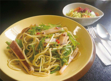 明日葉のジェノベーゼ風赤イカと
水菜のパスタ with トサカノリのサラダの画像